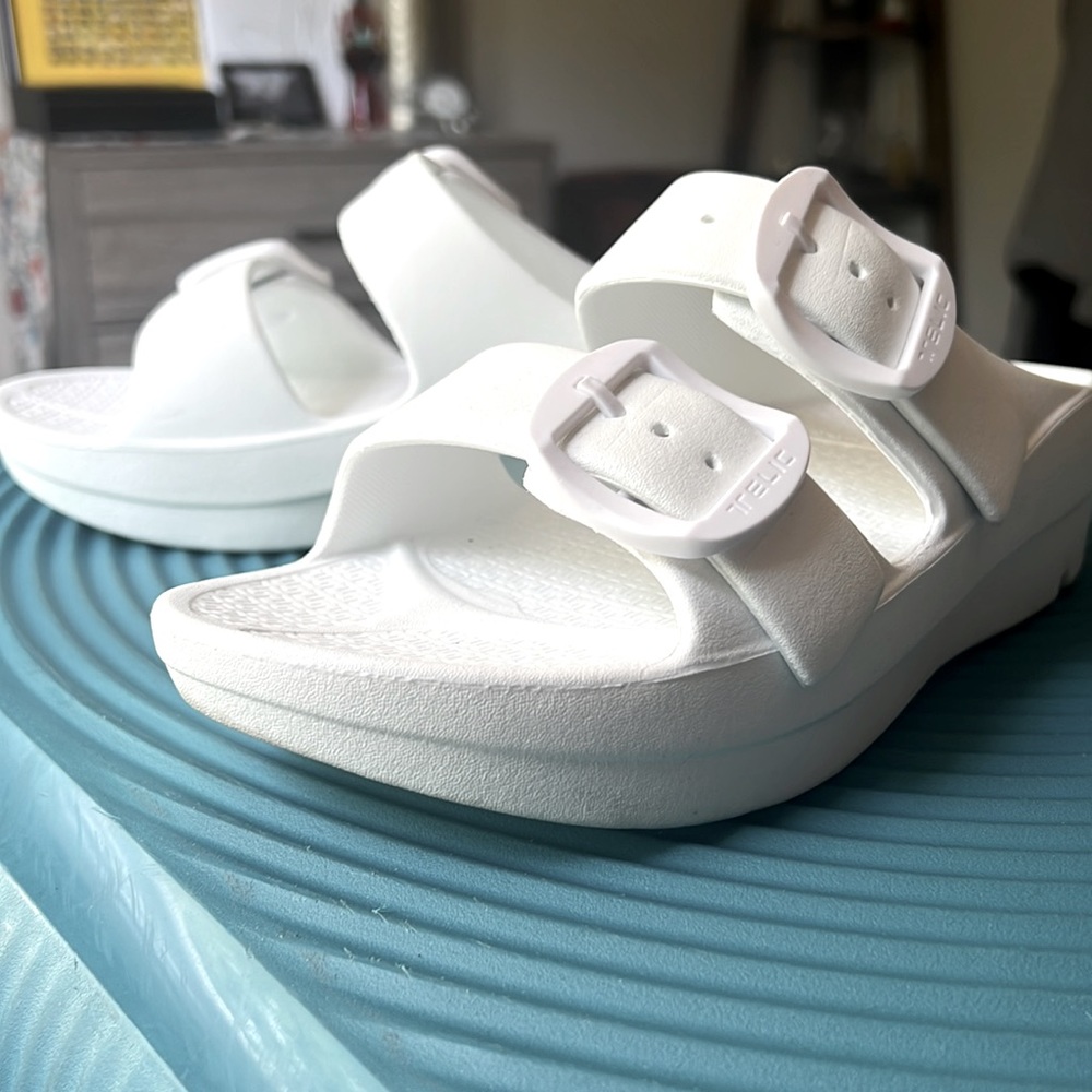 Telic white sandal. Cushioned and comfy. Worn twice. Size 9.